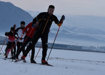 Bitlis'te kar yağdı, kayakçılar çalışmalarına başladı
