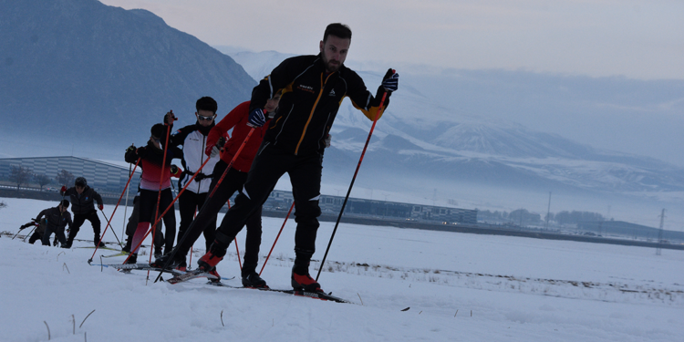 Bitlis'te kar yağdı, kayakçılar çalışmalarına başladı