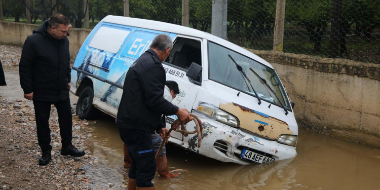 Bodrum'u sağanak vurdu; Cadde ve sokaklar göle döndü