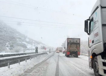 Burdur'da kar yağışı ulaşımı aksattı