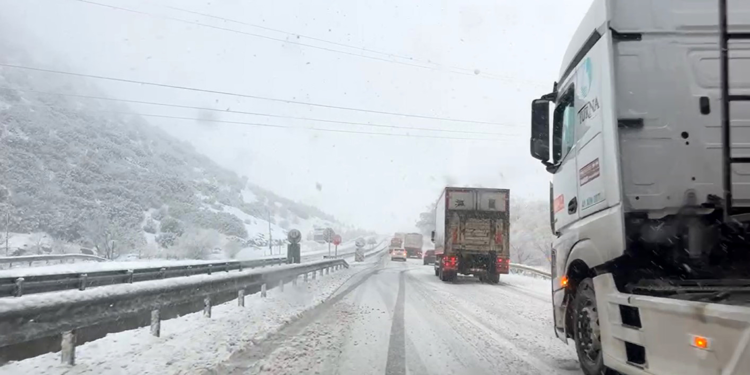 Burdur'da kar yağışı ulaşımı aksattı
