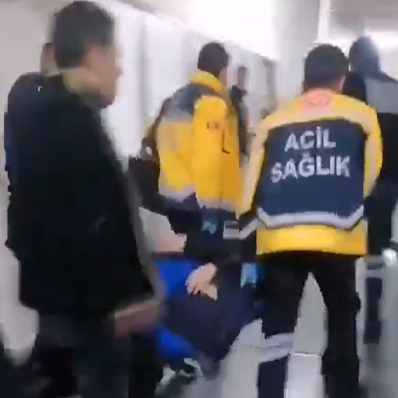 Bursa Adliyesi'nde silahlı saldırı düzenlendi. Olay yerine polis ve sağlık ekipleri sevk edildi. Adliye binası boşaltılarak duruşmalar ertelendi.