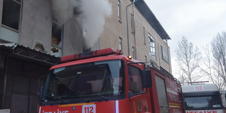 Bursa'da mobilya imalathanesinde çıkan yangın söndürüldü