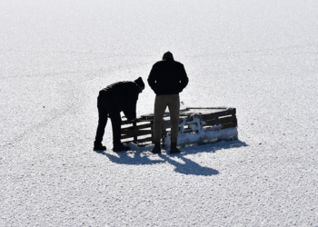 Buz tutan göllerde Eskimo usulü balık avı