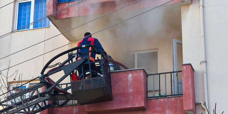 Çakmakla oynayan çocuk yangın çıkardı