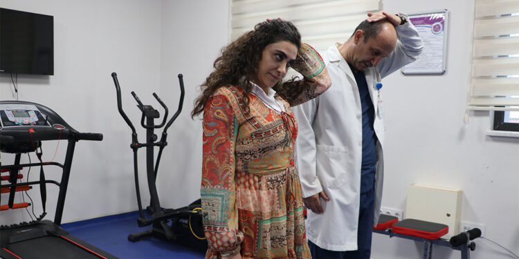 Cep telefonu postür bozukluğuna yol açıyor