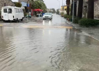 Çeşme'de kuvvetli sağanak; bazı ev ve iş yerlerini su bastı