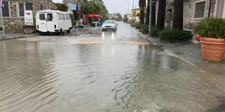 Çeşme'de kuvvetli sağanak; bazı ev ve iş yerlerini su bastı