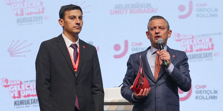 CHP'de Cem Aydın Gençlik Kolları Genel Başkanı oldu