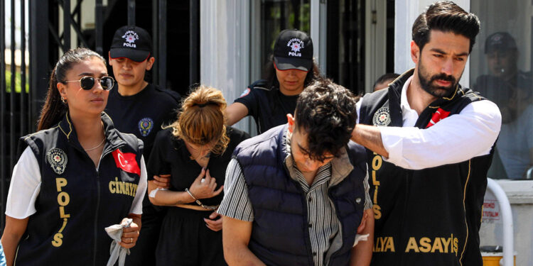 Kız arkadaşım bağırınca onu vurduğunu düşünerek ateş ettim