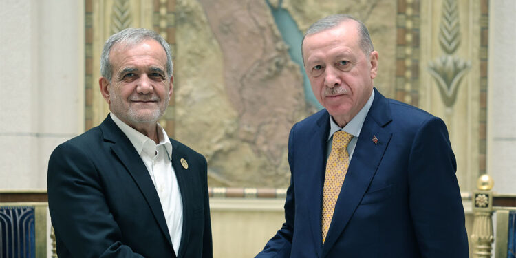 Cumhurbaşkanı Erdoğan, İran Cumhurbaşkanı Mesud Pezeşkiyan ile görüştü