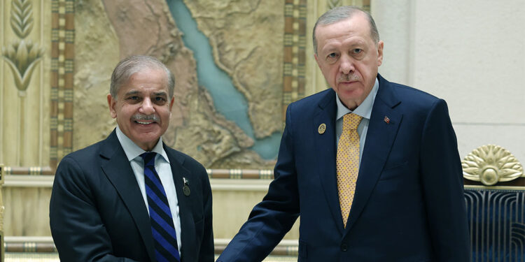 Erdoğan, Pakistan Başbakanı Şahbaz Şerif ile bir araya geldi