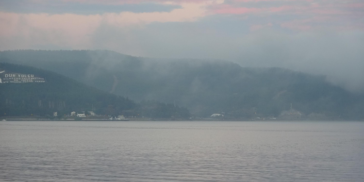 Çanakkale Boğazı'nda gemi trafiğine sis engeli