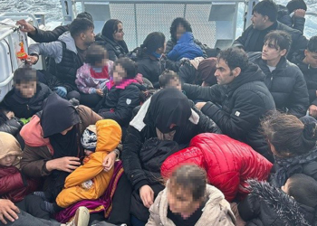 Çanakkale'de 32'si çocuk 76 kaçak göçmen kurtarıldı