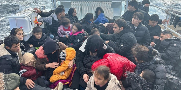 Çanakkale'de 32'si çocuk 76 kaçak göçmen kurtarıldı