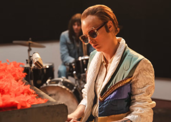 Cara Delevingne, 'Elton John' oldu