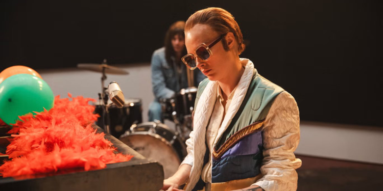 Cara Delevingne, 'Elton John' oldu