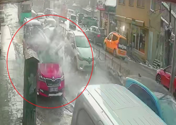 Çatılardaki dev buz sarkıtları tehlike oluşturuyor