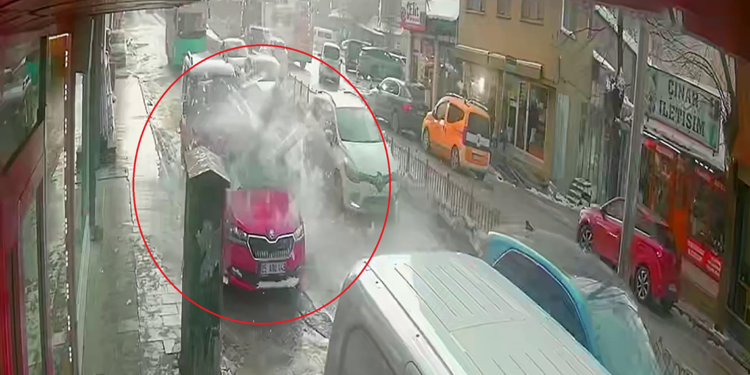 Çatılardaki dev buz sarkıtları tehlike oluşturuyor