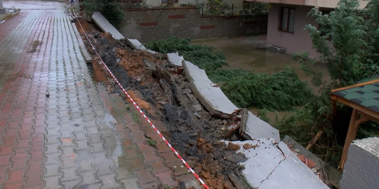 Çekmeköy'de sağanak yağış nedeniyle istinat duvarı çöktü