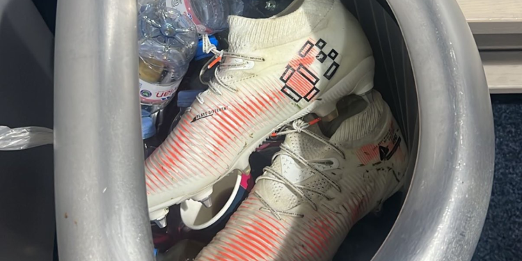 Chelseali Cucurella kramponlarını çöpe atıp, taraftarlardan özür diledi