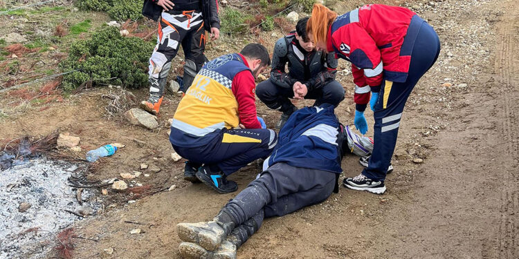 Uçuruma düşerek mahsur kalan motosiklet sürücüsü kurtarıldı