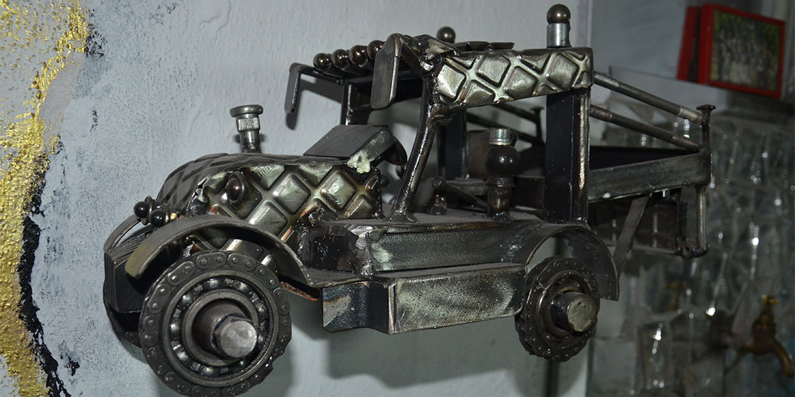 Sivas'ın Suşehri ilçesinde yaşayan demir doğrama ustası mesleğine yeni bir boyut kazandırdı. 