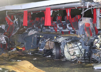 Denizli'de yolcu otobüsü TIR'a çarptı; 1 ölü, 20 yaralı 