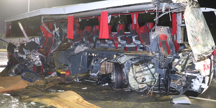 Denizli'de yolcu otobüsü TIR'a çarptı; 1 ölü, 20 yaralı 