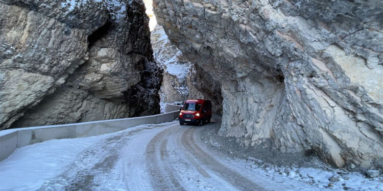 Dev kayalar arasındaki yoldan geçmek cesaret istiyor