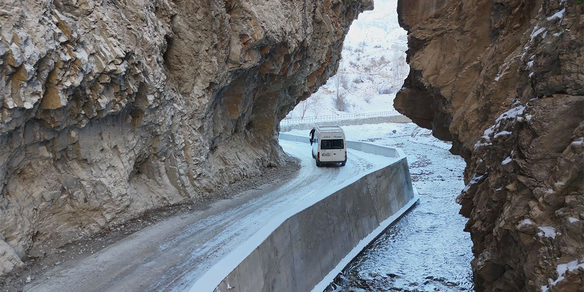 Artvin’in Yusufeli ilçesinde iki dağın kesiştiği, dev kayalar arasındaki yoldan araçlarıyla geçenler, korku ve adrenalini aynı anda yaşıyor.