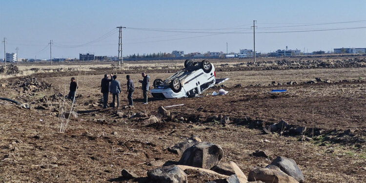 Diyarbakır'da otomobil tarlaya uçtu; 1'i ağır 4 yaralı