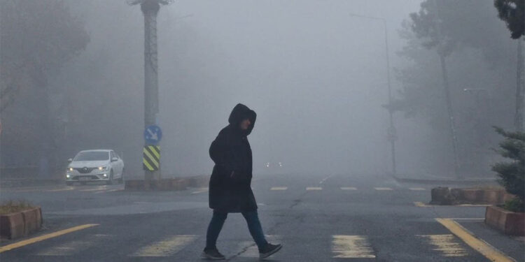 Diyarbakır'da sis hayatı olumsuz etkiledi