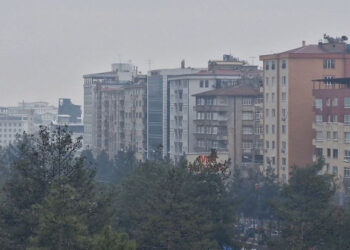 Diyarbakır'da sis etkisini azalttı, uçak seferleri normale döndü