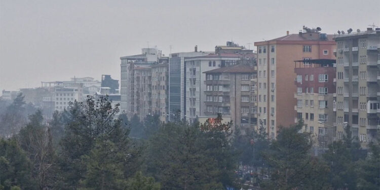 Diyarbakır'da sis etkisini azalttı, uçak seferleri normale döndü