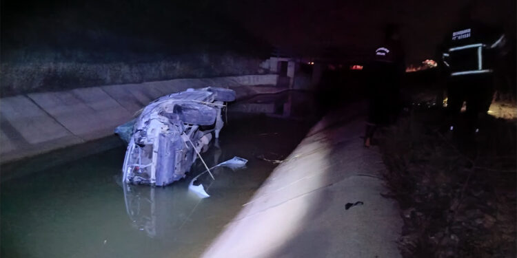 Diyarbakır'da su kanalına düşen otomobilde 4 kişi yaralandı