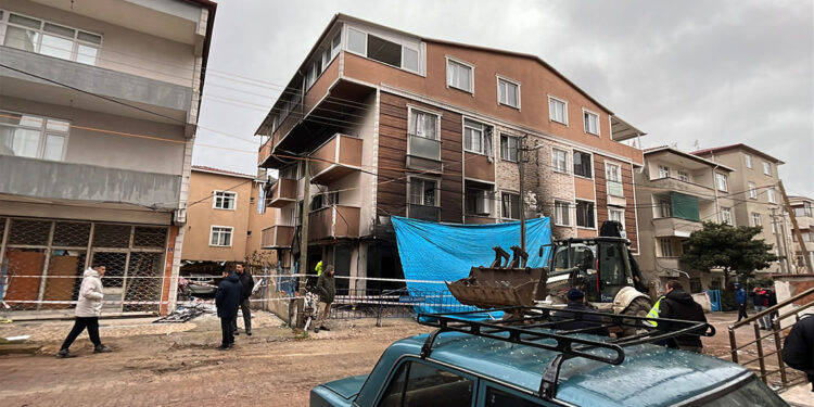Doğal gaz patlamasının yaşandığı binadaki hasar ortaya çıktı