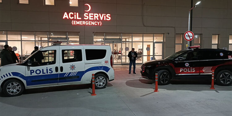 Düğünde bıçaklanan baba ve oğlu yaralandı