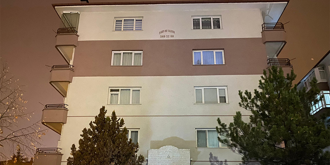 Ankara'nın Sincan ilçesinde Ç.A. dünürünün evine gidip tabancayla ateş açtı, karşı taraf da bıçakla karşılık verdi, 1 kişi öldü, 4 kişi yaralandı.