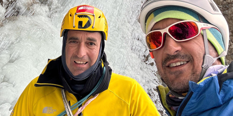 Dağcılar buz tutan şelalelere tırmandı