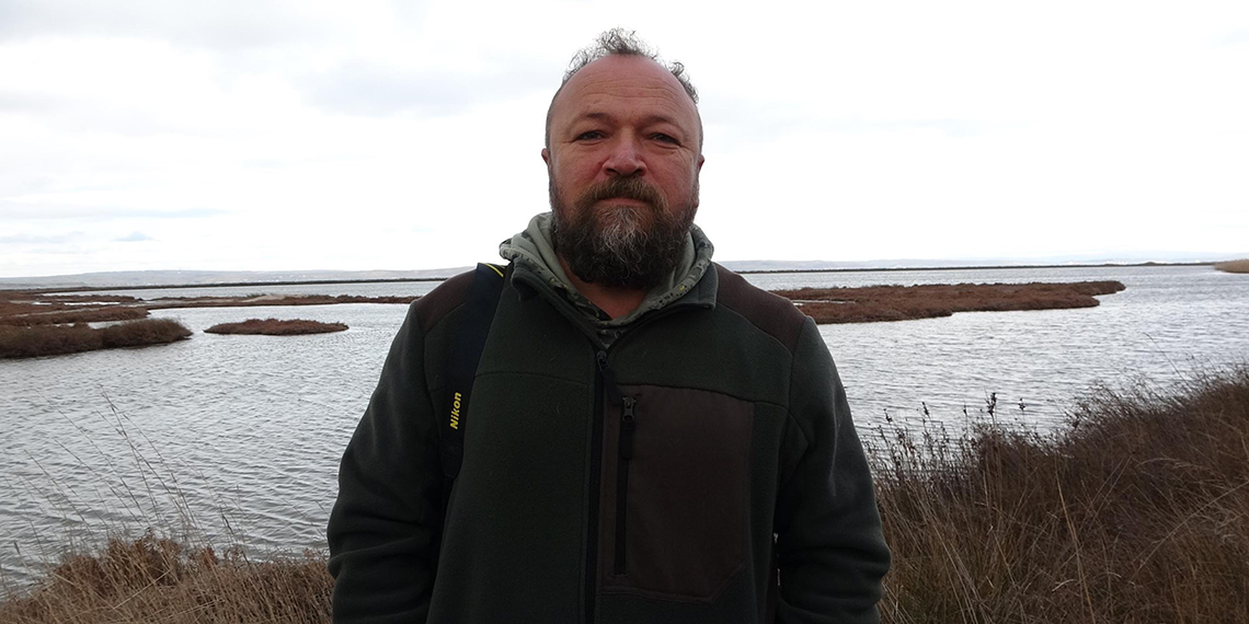 Çanakkale'de, yaban hayatı fotoğrafçılığı yapan Cenk Polat, kentte 6 yılda 50 yeni kuş türü tespit edip, fotoğrafladı. Polat, bu kuşların küresel iklim değişikliğinin de etkisiyle Çanakkale'ye gelen kuşlar olduğunu söyledi.