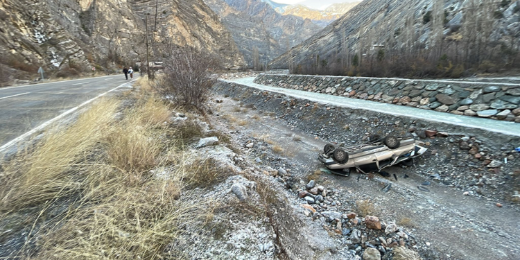Dere yatağına düşen otomobilden yara almadan çıktı