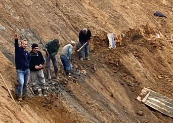Derecik köyünde heyelanlı yamaca riskli ‘kestirme patika’
