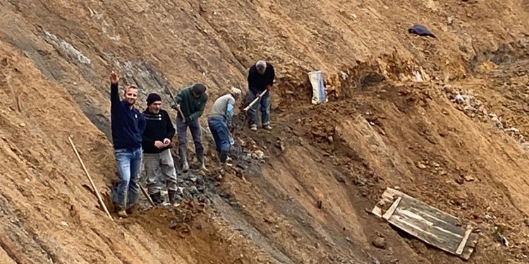 Derecik köyünde heyelanlı yamaca riskli ‘kestirme patika’