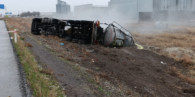 Devrilen asit yüklü tankerin şoförü öldü