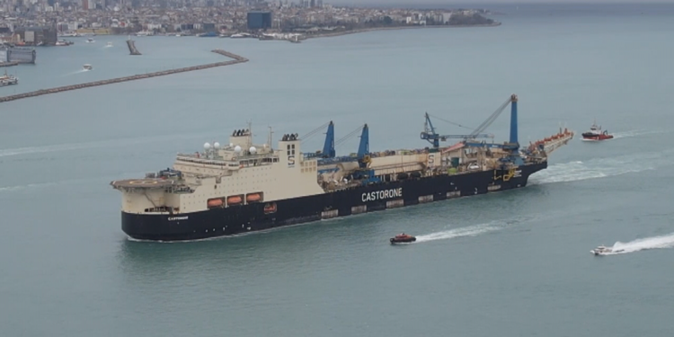 Doğal gaz gemisi 'Castorone', İstanbul Boğazı'ndan geçiyor