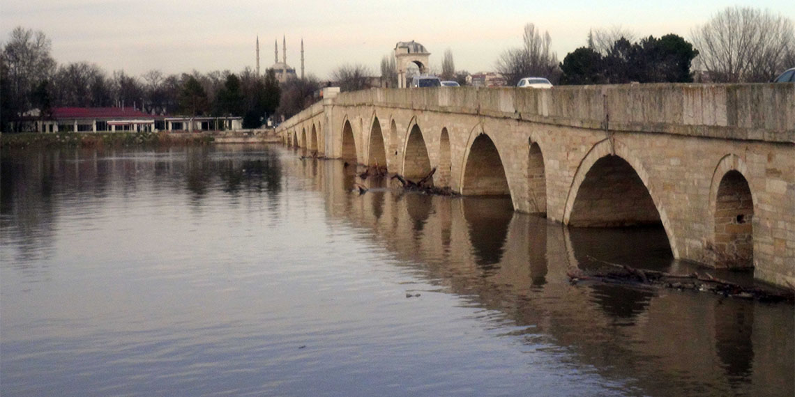 Jeomorfoloji Derneği Başkanı Prof. Dr. Hüseyin Turoğlu, geçmişte Meriç ve Tunca nehirlerinin taşmasıyla oluşan sellerle gündeme gelen Edirne'de şehir seli ve taşkınlarının göz ardı edildiğini belirtti.