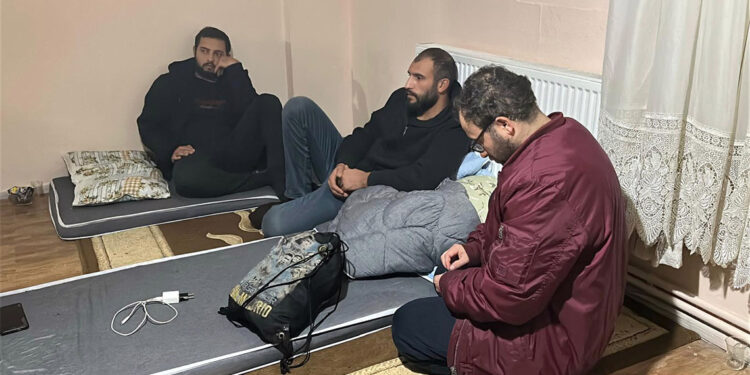 Apartmanın bodrum katında 5 kaçak göçmen yakalandı