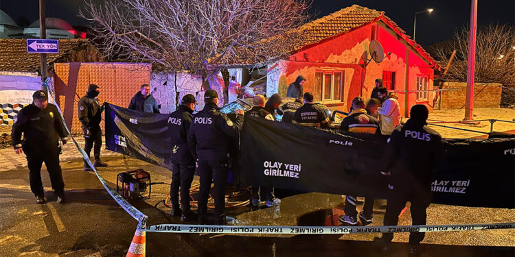 Otomobil evin duvarına çarparak alev aldı; 4 kişi öldü