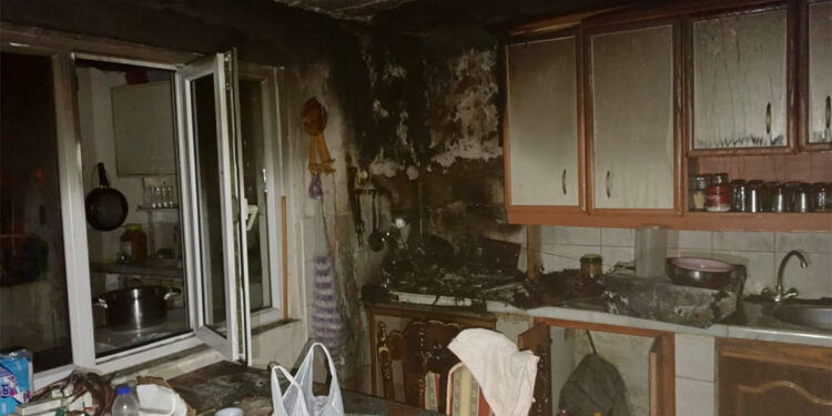 Elektrik kontağından çıkan yangın evi kullanılmaz hale getirdi